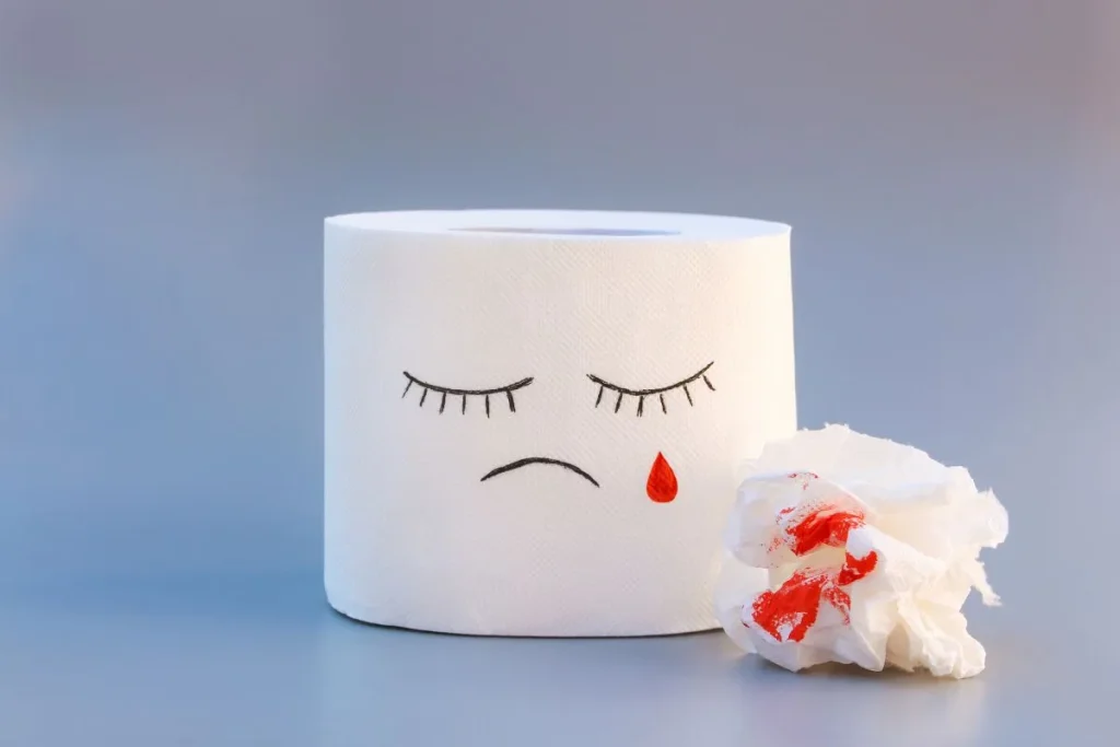 É normal sair sangue ao evacuar?